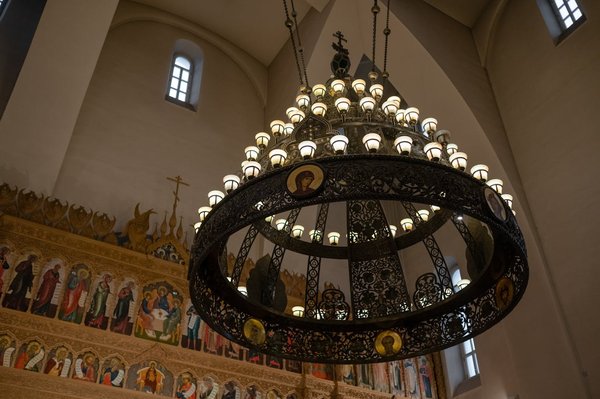 Comment choisir des luminaires suspendus pour un plafond cathédrale ?