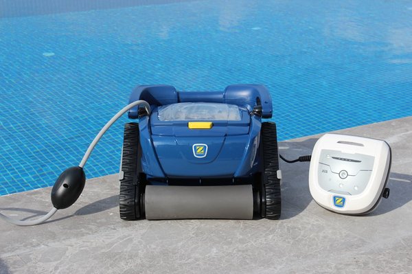 Quels sont les critères pour sélectionner un robot de nettoyage efficace pour piscines de forme libre ?
