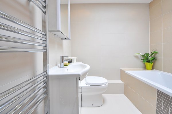 Comment optimiser l'éclairage d'une salle de bains sans fenêtre?