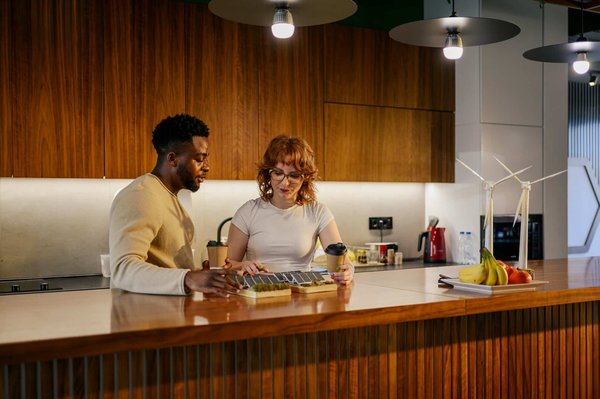 Comment choisir et installer des panneaux photovoltaïques sur un toit en pente?